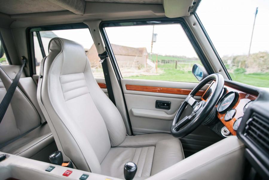 Интерьер Lamborghini LM002 1997 года  (фото 15 из 45)